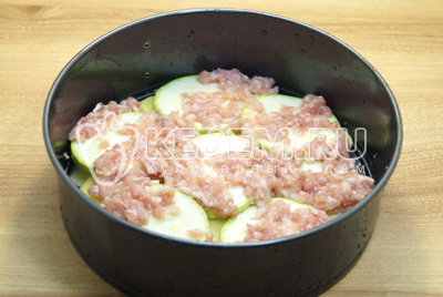 Форму смазать растительным маслом выложить слой картофеля и слой кабачков. Посолить.Добавить небольшой слой фарша.