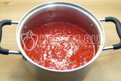 Выложить в кастрюлю и размять толкушкой.