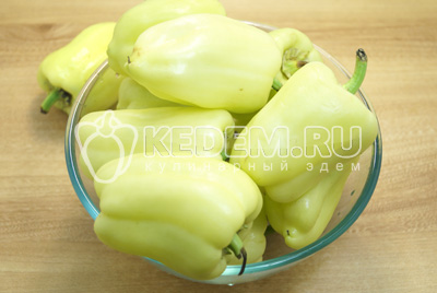 Перцы промыть и обсушит.