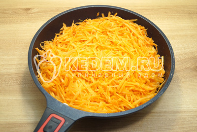 Обжарить тертую морковь так же как лук с маслом.