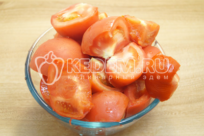 Помидоры нарезать кусочками.