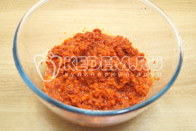 Перекрутить через мясорубку, на 200 г аджики добавить 1 чайную ложку соли.