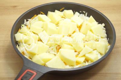 Добавить кубиками нарезанный картофель и перемешать.