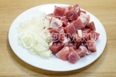 Мясо нарезать кубиками, лук очистить и мелко нашинковать.