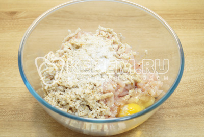 Перекрутить через мясорубку филе с луком и батоном. Добавить яйцо и соль.