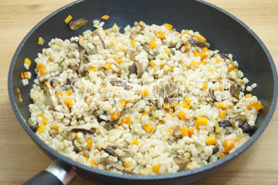 Посолить и поперчить блюдо по вкусу.