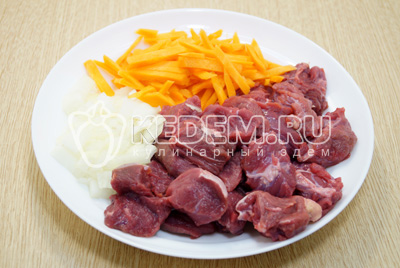 Мясо нарезать небольшими кусочками, лук мелко нашинковать, морковь нарезать соломкой.