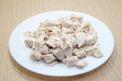 Добавить нарезанное куриное мясо, посолить суп по вкусу.