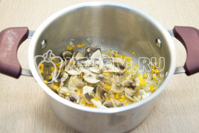 Обжарить с овощами 1-2 минуты.