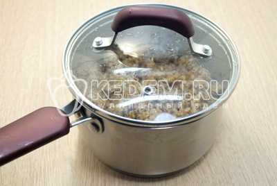 Прикрыть крышкой и дать настояться 10 минут.