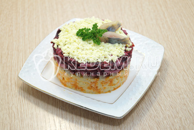 Украсить кусочками сельди и зеленью.