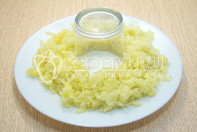 Нижним слоем выложить тертый картофель посолить по вкусу. Смазать майонезом.
