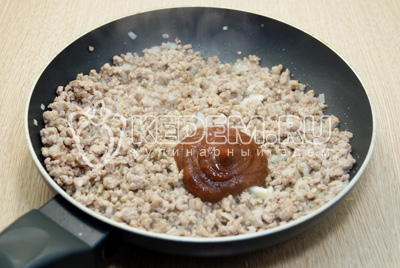 Посолить, поперчить по вкусу и добавить томатную пасту. Перемешать и остудить.
