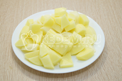 Картофель очистить и нарезать кубиками.