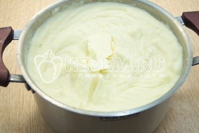 Хорошо взбить миксером в однородную массу (только не блендером, иначе получится вязкая консистенция и картофельное пюре будет испорчено).