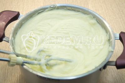 Добавить сливочное масло и взбить еще раз.