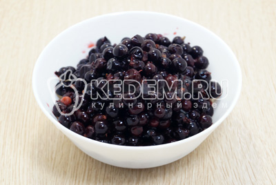 Черную смородину разморозить.