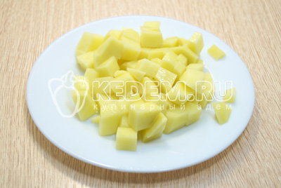 Картофель очистить и нарезать кубиками.