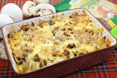 Запеканка из макарон с фаршем, шампиньонами и сыром