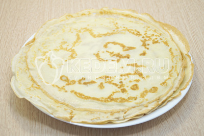 Готовые блины сложить стопкой.
