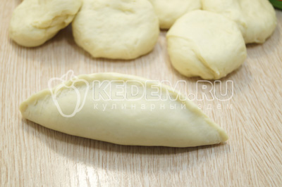 Защипнуть края пирожка.
