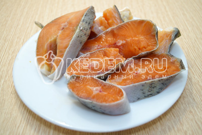 Рыбу очистить и нарезать кусочками.