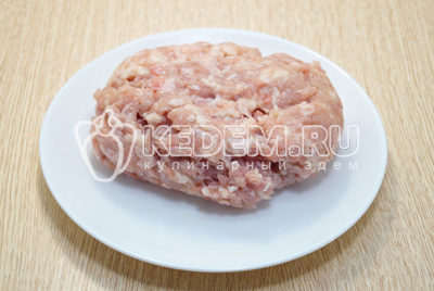 Куриный фарш разморозить при необходимости.