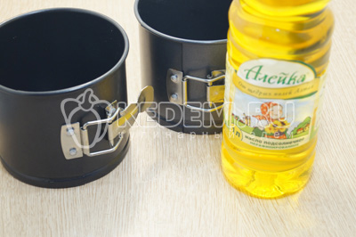 Смазать подсолнечным маслом ТМ «Алейка» формы для куличей.