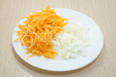 Морковь и лук очистить, лук нашинковать, морковь натереть на терке.