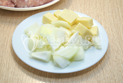 Кусочками нарезать лук и твёрдый сыр.
