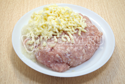Перекрутить на мясорубке сыр и лук. Добавить к фаршу.