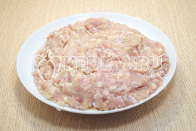 Перемешать фарш, посолить и поперчить по вкусу.