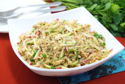 Салат с фунчозой и курицей