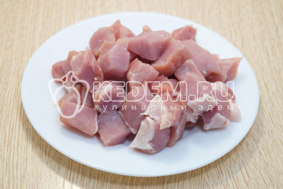 Чтобы приготовить тушеную капусту с мясом на сковороде, в начале мясо надо нарезать небольшими кубиками.