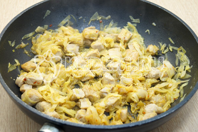 Посолить и поперчить по вкусу.