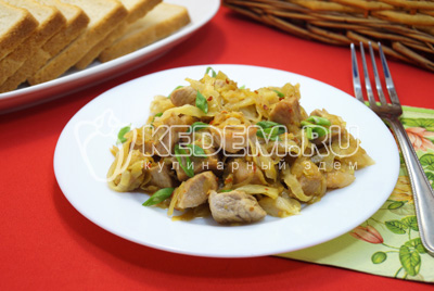 Тушеная капуста с мясом на сковороде