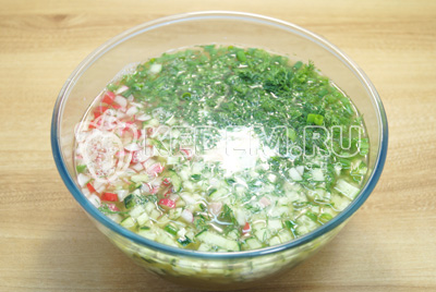 Добавить домашний квас, сметану и хрен. Посолить по вкусу.