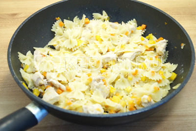 Добавить макароны в сковороду, перемешать и посолить по вкусу.