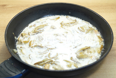 Добавить сметану и немного воды и посолить по вкусу.
