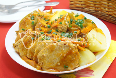 Нежное мясо тушеное с овощами готово