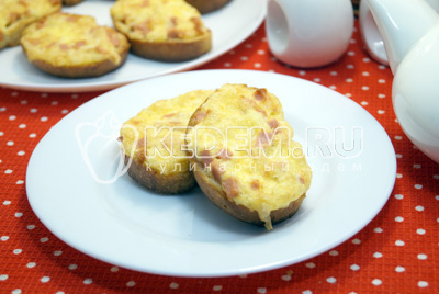 Горячие бутерброды с колбасой и сыром готовы