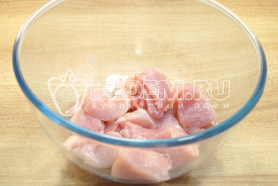 Куриное филе вымыть, нарезать кусочками и сложить в миску.