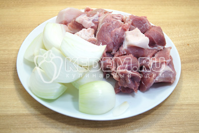 Нарезать мясо кусочками, лук очистить и нарезать.