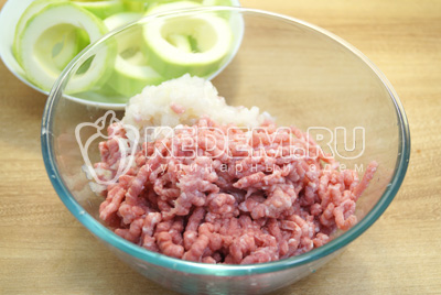 Прокрутить на мясорубке мясо с луком.
