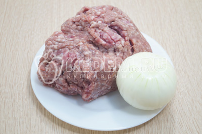 Приготовить 300 г мясного фарша и очистить 1 луковицу.