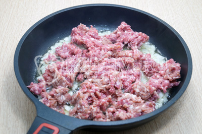 Добавить 300 г мясного фарша и готовить 15 минут на медленном огне, помешивая.