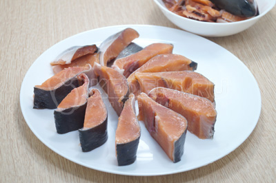 Нарезать порционными кусочками и вырезать хребтовую кость.