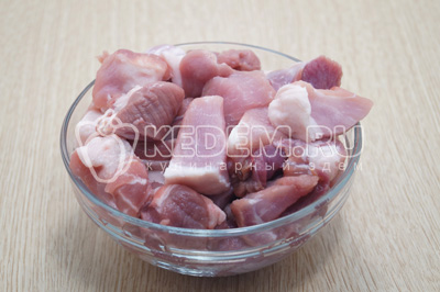 Добавить 400 г нарезанного кубиками мяса.