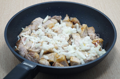 Добавить к мясу и готовить 1-2 минуты, помешивая.