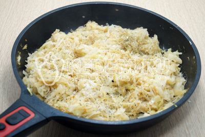 Добавить 1/2 чайной ложки соли, черный молотый перец по вкусу и 100 миллилитров воды. Тушить на медленного огне под крышкой еще 15 -20 минут.